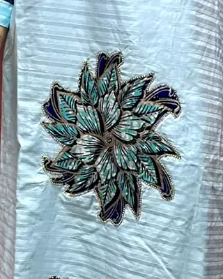 Détail d'une fleur aux contours dorés du modèle TD-005