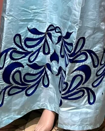 Détail de la broderie bleu roi au bas du modèle TD-003