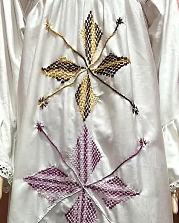 Détail des broderies en losanges dorés et violets du modèle TD-001